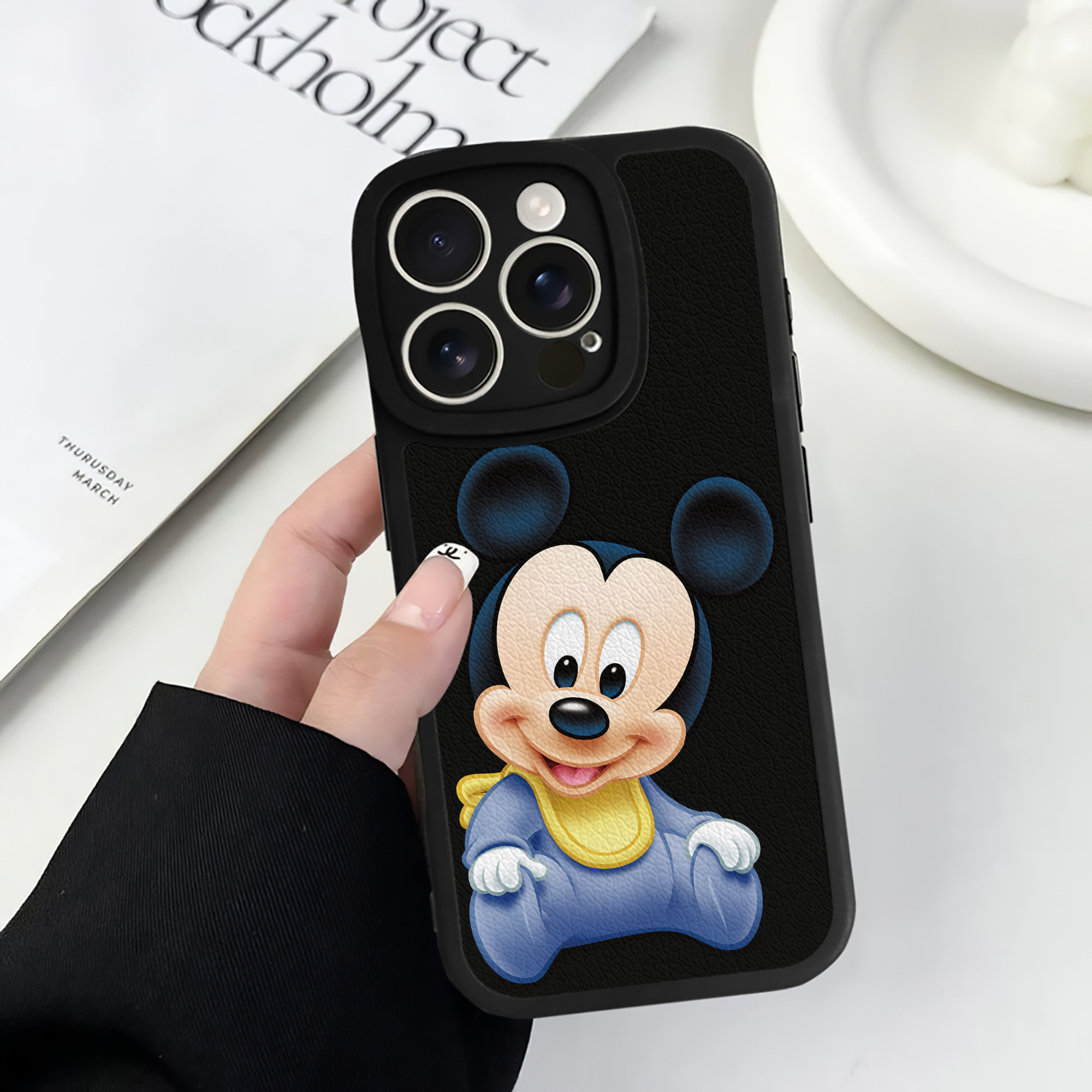 （画像用） ミッキーマウス Mickey Mouse 【iPhone 16シリーズ対応】シリコンスマホケース（レザー調） 材質：シリコン